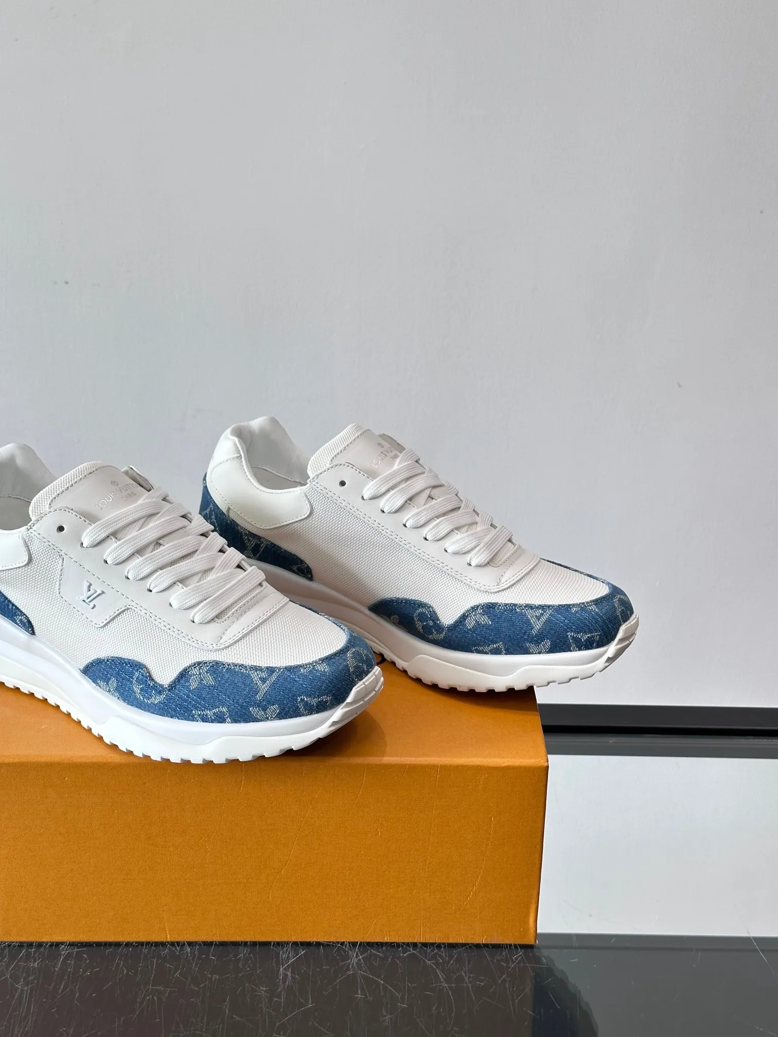Men's Men's Shoes 💰500 [New Style] 🐡🐡LV🆕RUN AWAY sneakers, this Run Away sneaker is made of first-layer cowhide leather and breathable original material. The wedge-shaped rubber outsole continues the running shoe design, embellished with Monogram flowers, the L V letter is marked on the tongue, and the Louis Vuitton Paris logo is embellished on the back. Paired with brand logo cotton feet, the mesh lining and heel are spliced ​​and wrapped in cowhide, making the upper foot comfortable and breathable! size: 39-44 (38.45.46 customized)